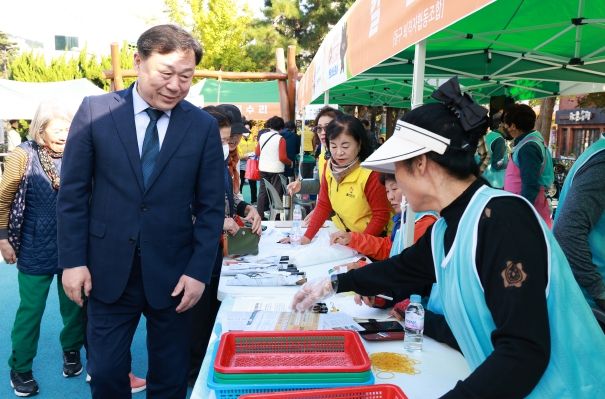 울산 동구는 5일 옥류공원 일원에서 남목1동 OK생활민원 현장서비스의 날을 가진 가운데 김종훈 동구청장이 참석해 행사장을 라운딩하며 봉사자 및 주민들을 격려하고 있다.