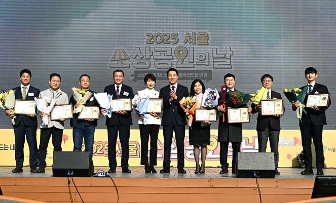 오세훈 서울시장이 5일 서울광장에서 열린 ‘2025 서울시 소상공인의 날 기념행사’에 참석해 소상공안 14명에게 시장 표창을 수여하고 수상자들과 기념촬영하고 있다.