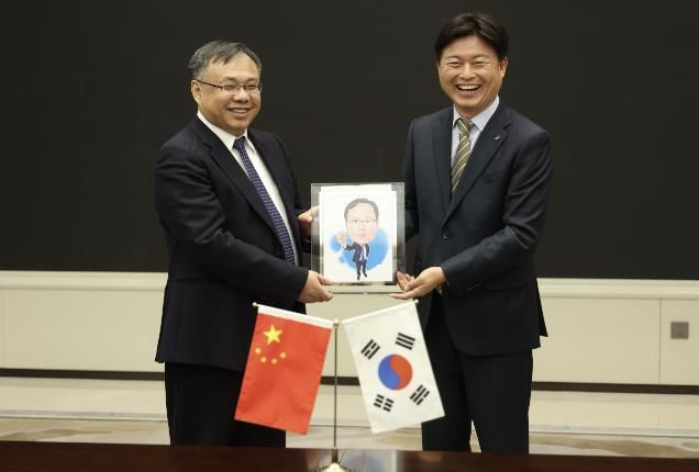 조용익 부천시장(오른쪽)이 2일 왕흐어성 하얼빈시장을 만나 자매결연 체결 30주년을 기념하며 사진을 촬영하고 있다.