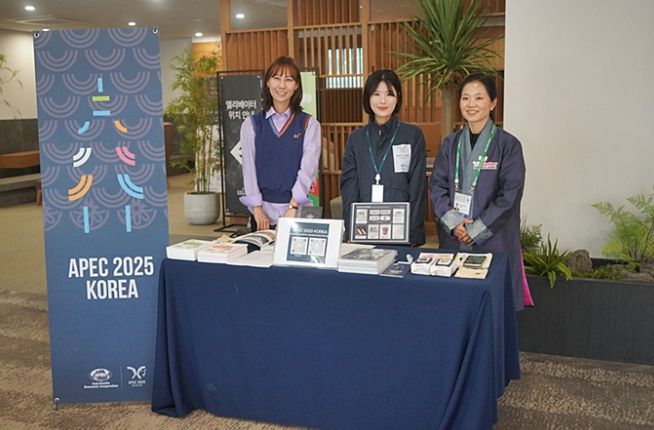 경주애 글로벌 공무원 서포터즈단이 APEC 기자단 숙소에서 외신 지원 업무를 수행하고 있는 모습.