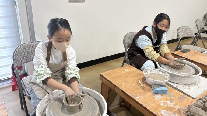 영덕도예문화체험장에서 방문객들이 원데이클래스에 참여해 나만의 도자기 그릇을 빚고 있다.