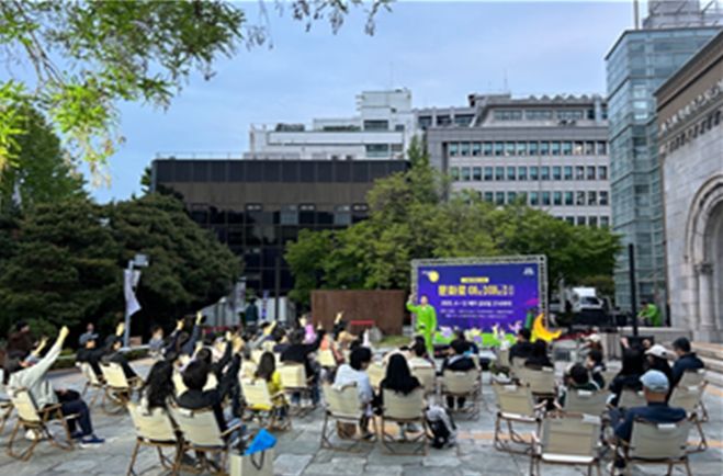 서울시립미술관에서 열린 코미디 마임 공연을 관람하는 시민들 모습