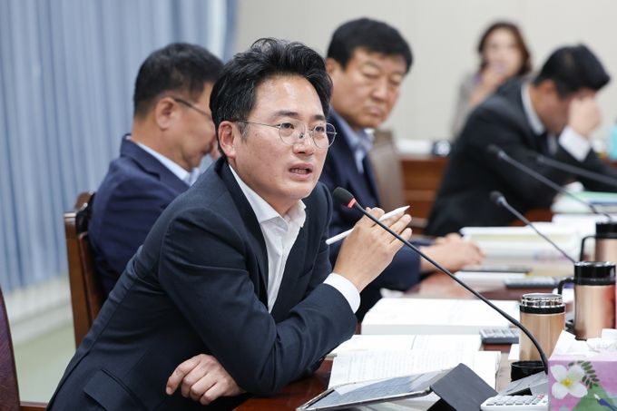 진호건 전남도의원이 해양수산과학원 김충남 원장에게 질의하고 있다