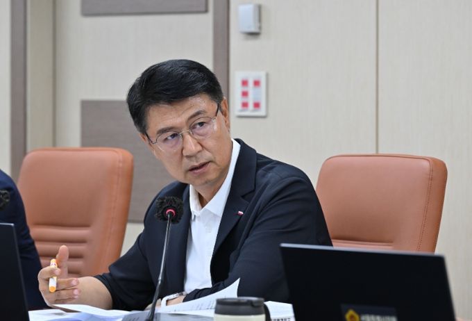 상임위원회 회의에서 발언하는 이봉준 의원