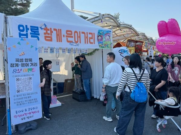 정화활동에 참여하고 있는 음식거리 영업주들