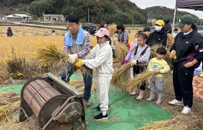 포항시는 지난 8일 남구 대송면 장동리 일원에서 ‘어린이농부학교 벼 수확 체험 교육’을 진행했다.