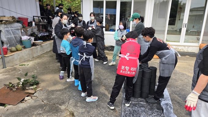 포항시자원봉사센터 소속 가족자원봉사단이 지난 8일 기계면 일원 저소득층 및 독거노인 가정을 대상으로 연탄 전달 봉사를 실시했다.