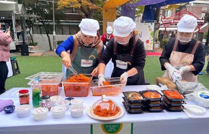 지난 8일 월곡동 다모아어린이공원에서 열린 ‘전국 동포 김치담그기 경연대회_동포들의 김치’ 본선에서 고려인마을 팀이 당근오징어 김치를 만들고 있다.