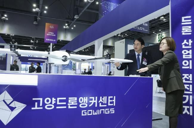 2025 드론·도심항공모빌리티 박람회’에서 고양드론앵커센터 섹터를 찾은 이동환 고양특례시장