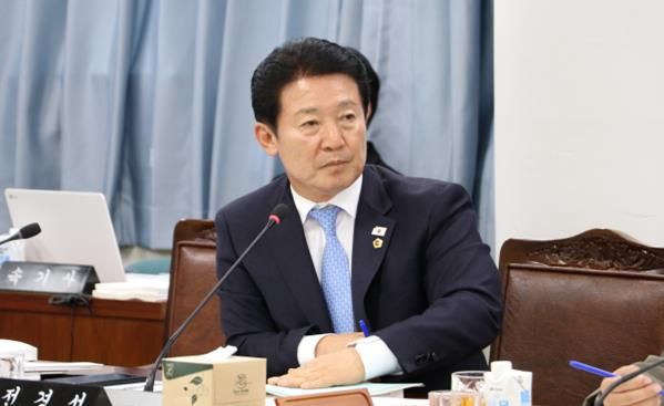 전라남도의회 제395회 제2차 정례회 기획행정위원회 소관 행정사무감사에서 전경선 의원이 집행부를 향해 질의를 하고 있다.