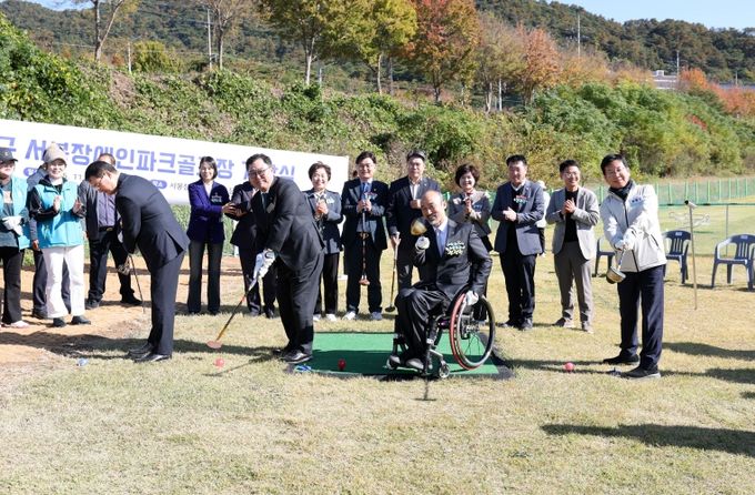 박병규 광산구청장이 10일 서봉장애인파크골프장 개장식에서 정진완 대한장애인체육회장, 김명수 광산구의회 의장과 함께 시타를 하고 있다.