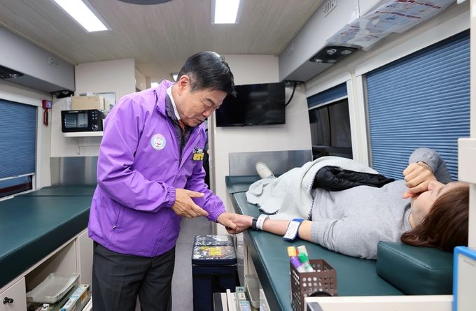 이필형 동대문구청장이 헌혈하는 직원을 격려하고 있다.