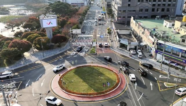 회전교차로로 조성된 중앙호수공원 사거리 모습