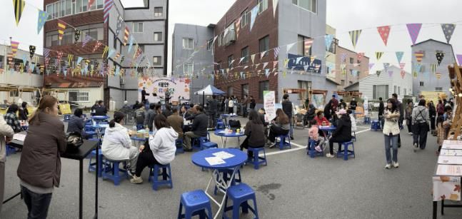 8일 태안읍 동부시장 주차장 일원에서 열린 태안 풍류마당 모습.