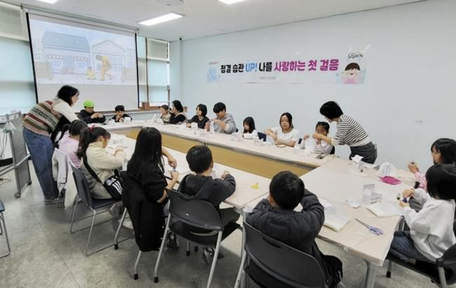 8일 태안군청소년수련관에서 진행된 비누 만들기 체험 모습.