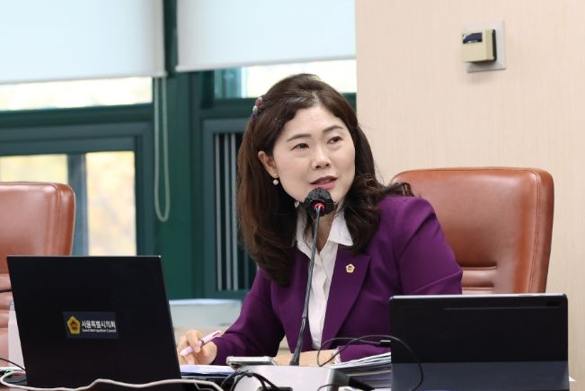구미경 의원이 행정사무감사에서 서울시립대학교 대상으로 질의를 하고 있다.