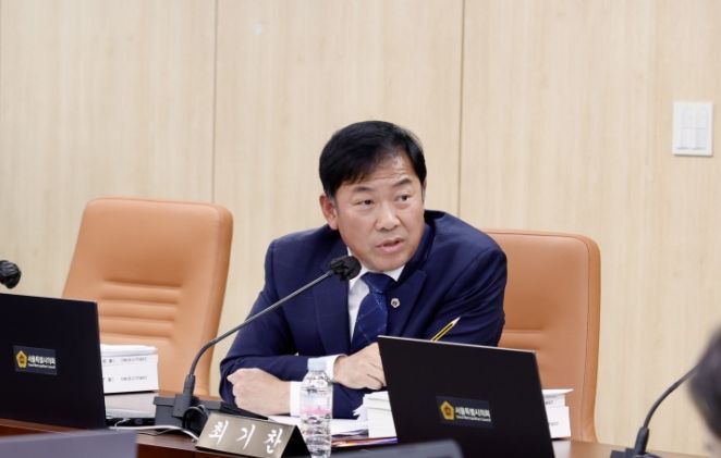 행정사무감사에서 질의하는 박승진 의원