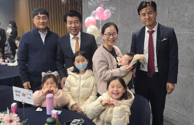 서강석 송파구청장이 결연을 맺은 다자녀가정-참여기업과 기념 촬영을 하고 있다.