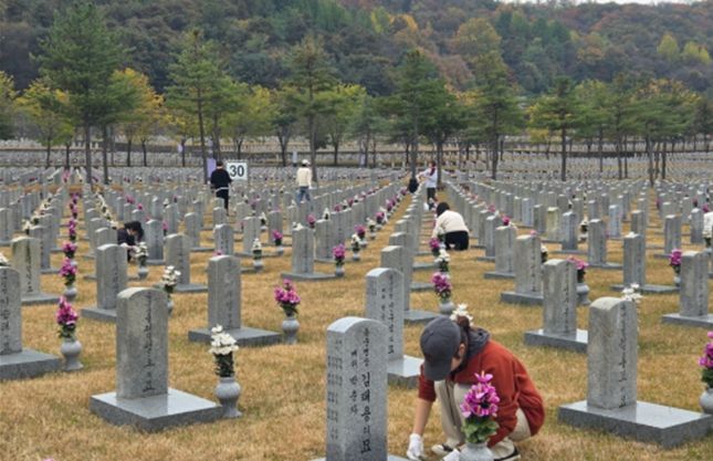 2025년 독립유공자 후손 장학생들이 국립서울현충원 묘역 정화 봉사를 하고 있다.