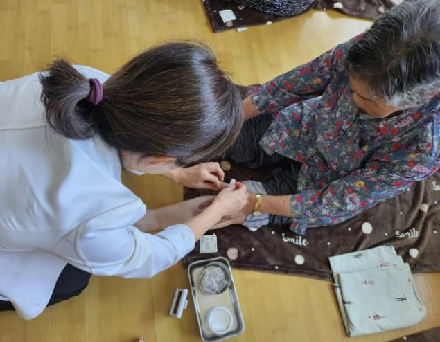 화성특례시 관계자가 관내 취약계층 어르신의 건강상태를 살피고 있다