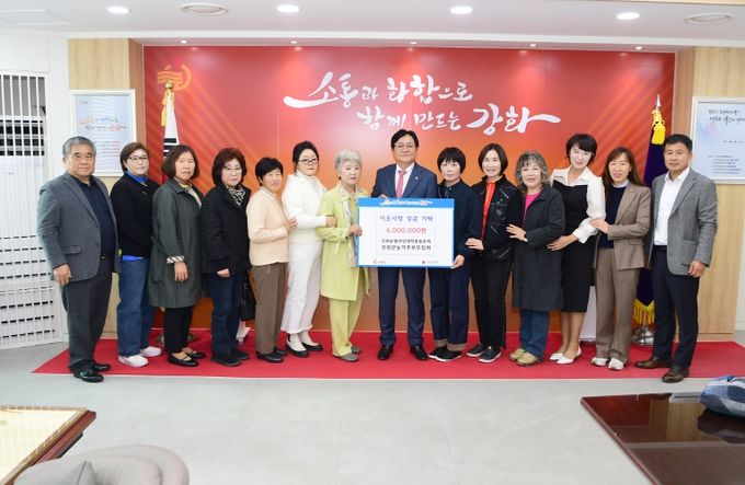 강화농협여성대학총동문회·강화군농가주부모임, 바자회 수익금 400만 원 기탁