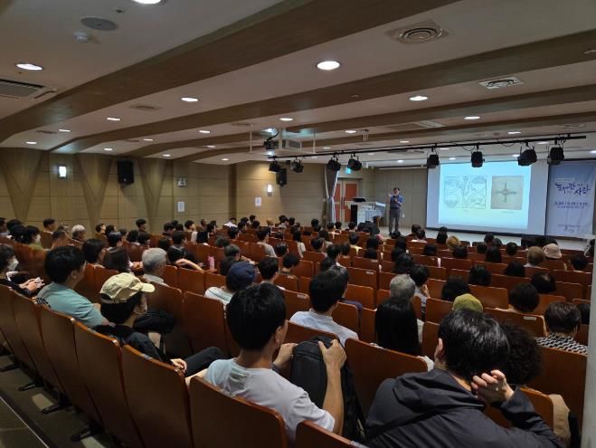 지난 9월 시청 직원과 순천시민을 대상으로 시민인문학 '도서관에서 만난 사람' 강연을 진행하고 있다