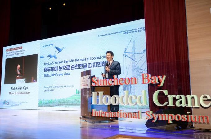 지난 5일 '2025 순천만 흑두루미 국제 심포지엄'에서 노관규 순천시장이 기조강연을 하고 있다