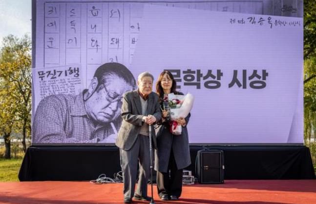 7일 진행된 김승옥문학상 시상식에 김승옥 작가가 대상 수상자인 최은미 소설가에 직접 상을 수여했다(좌측부터 김승옥 작가, 최은미 소설가)