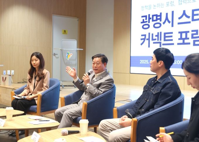 박승원 광명시장이 12일 오후 광명업사이클아트센터에서 열린 ‘광명시 스타트업 커넥트 포럼’의 토크콘서트에 참석해 발언하고 있다.