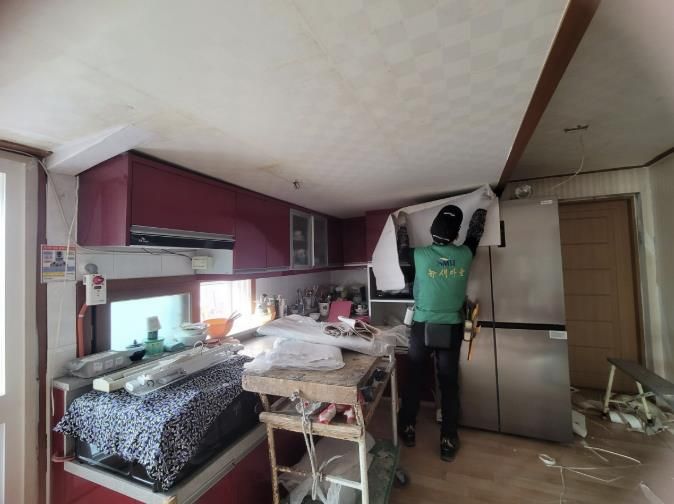 집수리 봉사활동 진행 모습