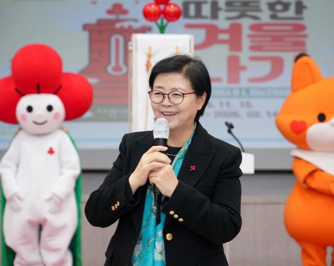 이순희 강북구청장이 지난 11일 구청 대강당에서 진행된 ‘사랑의 온도탑 제막식’에서 인사말을 전하고 있다.
