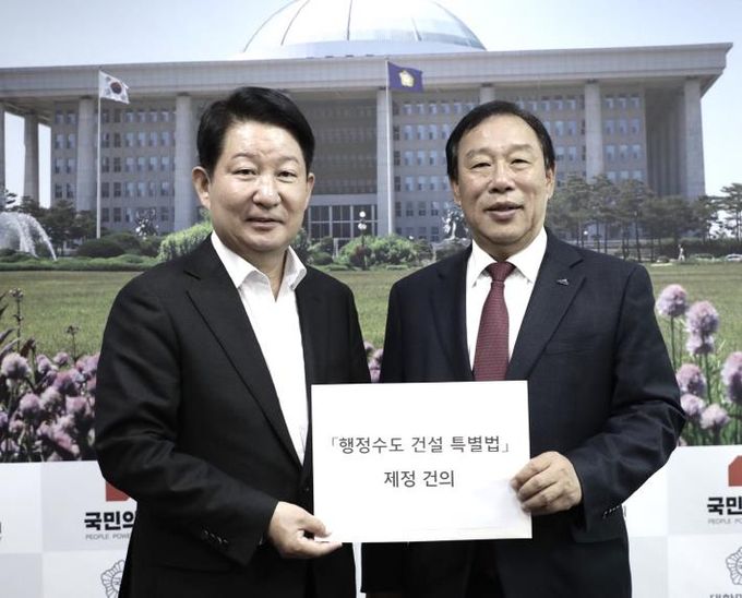 왼쪽부터 권영진 국회의원, 최민호 시장