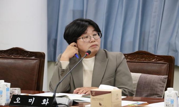 전라남도의회 제395회 제2차 정례회 기획행정위원회 소관 전남연구원 행정사무감사(11일)에서 오미화 의원이 집행부를 향해 질의하고 있다.