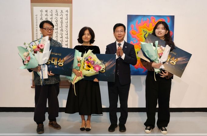 광산구가 13일 소촌아트팩토리에서 ‘제35회 어등미술대전 시상식 및 전시회’를 열었다. 박병규 광산구청장(오른쪽에서 두 번째)이 수상자(왼쪽부터 서예 부문 윤동욱 작가, 문인화 부문 김민효 작가, 어등대상 수상 회화부 김승효 작가)들과 기념사진을 촬영하고 있는 모습.