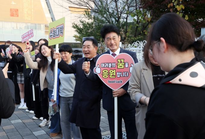 충북도의회 이양섭 의장, 수능 시험장서 수험생 응원
