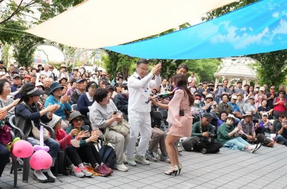 중랑장미카페 앞 거리공연 관람 중인 류경기 중랑구청장