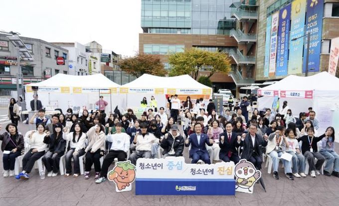 이승로 성북구청장(앞줄 오른쪽 일곱 번째)과 관계자 및 참여자들이 기념촬영을 하고 있다