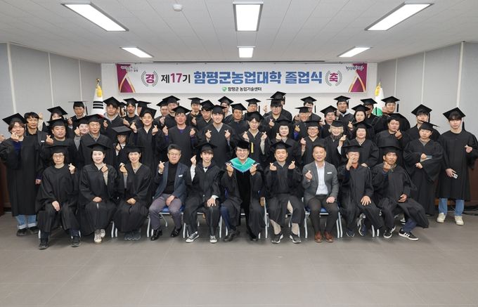 졸업식 단체사진 – 이상익 함평군수 : 가운데 초록색 가운