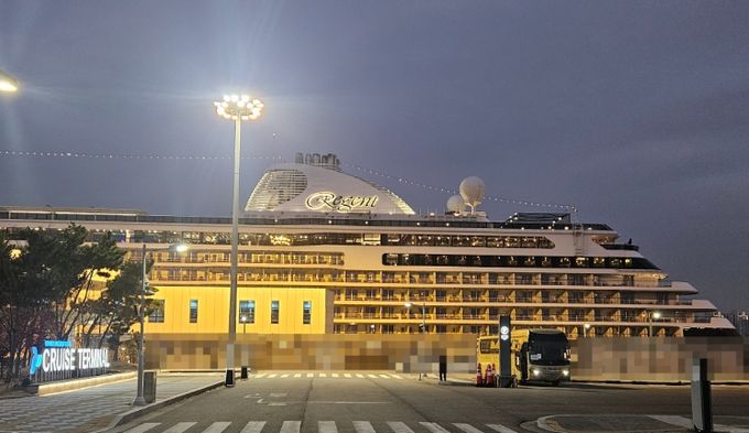 인천항 크루즈 터미널에 리젠트 세븐시즈(Regent Seven Seas)사의 ‘세븐시즈 익스플로러(Seven Seas Explorer)’호가 정박해 있다 / 사진제공 = 인천항만공사