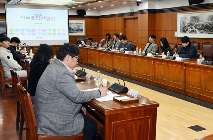 밀양시청 소회의실에서 제12회 나노융합산업전 결과보고회를 열고 올해 산업전의 주요 성과와 향후 발전 방향을 공유했다.