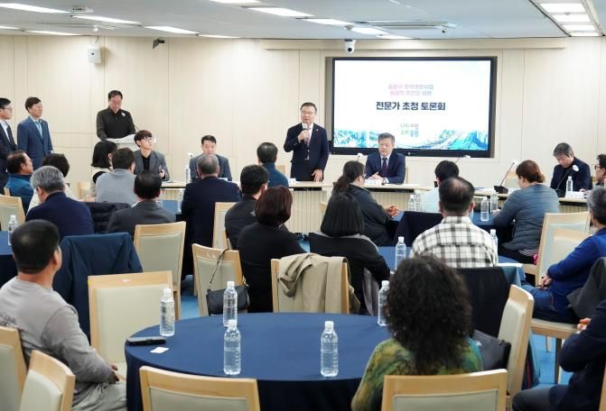 토론회가 진행되고 있는 모습