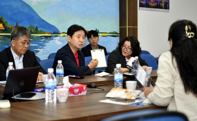 최문순 화천군수가 9일부터 14일까지 베트남과 홍콩, 타이완 현지 여행사를 방문해 축제 상품을 설명하고 있다.