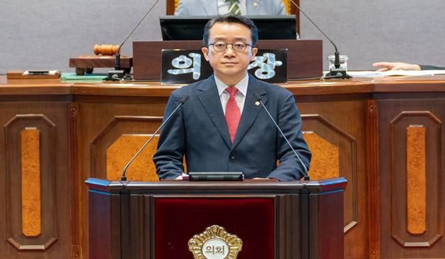 강남구의회 윤석민 의원이 제331회 제2차 정례회(제1차 본회의)에서 5분 자유발언을 하고 있다.