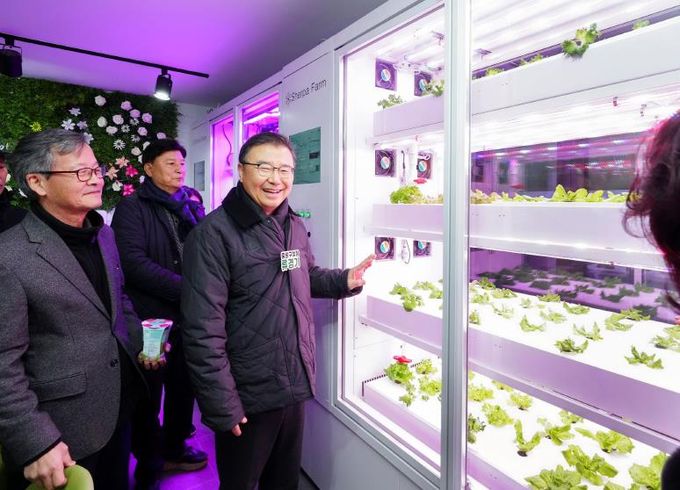 류경기 중랑구청장이 스마트팜을 둘러보고 있다