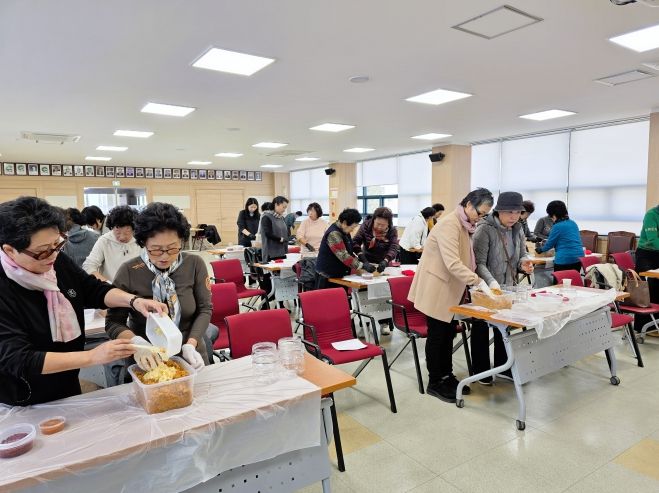 우리 쌀 활용 생활과학기술교육 사진(18일 가창면 행정복지센터에서 진행된 첫 교육 모습)