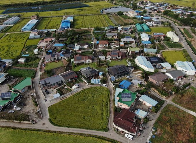 신재생 에너지 설비 보급이 완료된 흥해읍 매산리 전경.