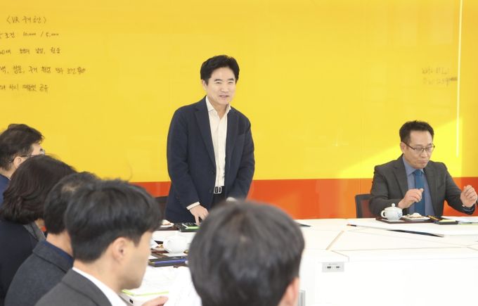 김대중 전남교육감과 해룡중학교 교육가족들이 ‘AI기반 교육과 인성교육 조화 방안’을 주제로 차담회를 하고 있다.