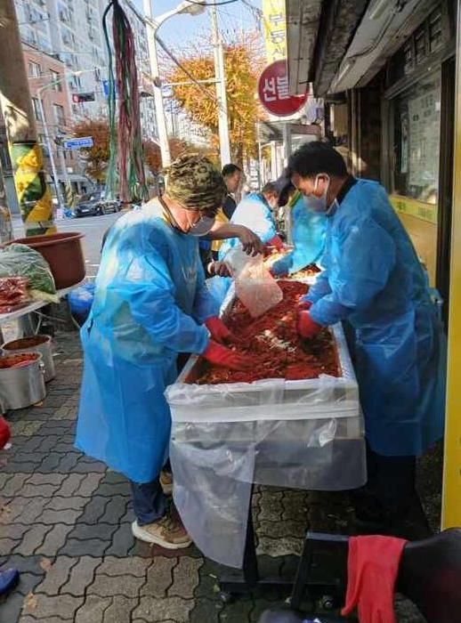 의정부시 가능동 가재울적십자봉사회, 취약계층 위한 김장김치 기탁