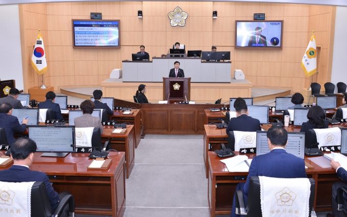 정기명 여수시장은 지난 18일 제252회 시의회 본회의장에서 2026년도 예산안 제출에 따른 시정연설을 통해 내년도 시정 운영 방향을 밝혔다.