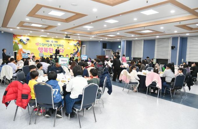 ‘대화․소통․희망, 군수님과 함께 하는 2025년 드림 아동들의 행복한 수다’행사가 지난 18일 밤, 군여성회관에서 최문순 군수를 비롯해 지역 아동 100여며잉 참석한 가운데 열렸다